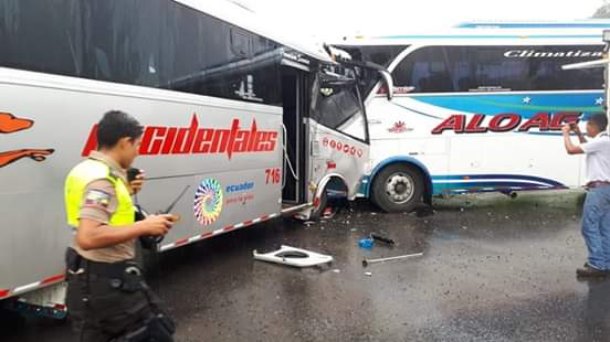Al menos 7 heridos tras accidente en vía Calacalí