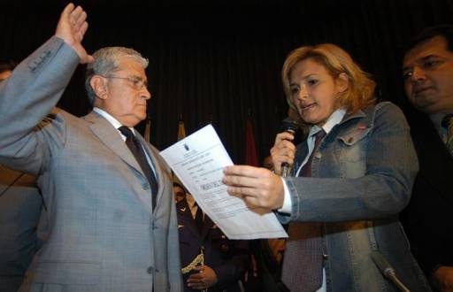 Alfredo Palacio es posesionado como presidente de la República. Cynthia Viteri toma juramento.