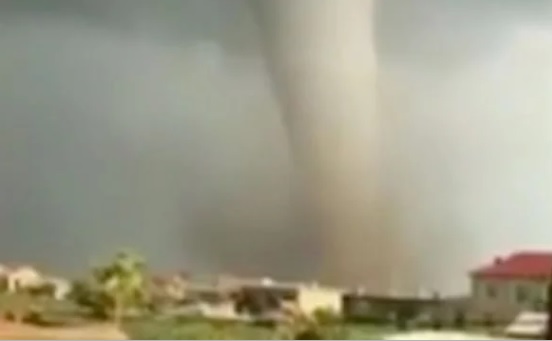 6 muertos y casi 200 heridos por el paso de un tornado en China