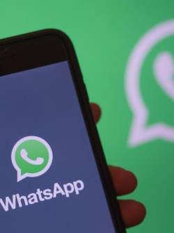 Vista de la aplicación de mensajería WhatsApp en un teléfono.