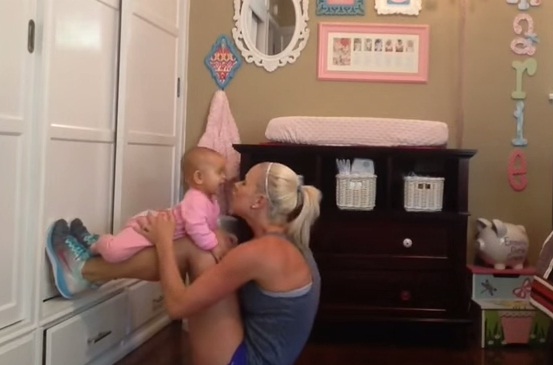 (Video) La divertida forma de hacer ejercicios con su bebé
