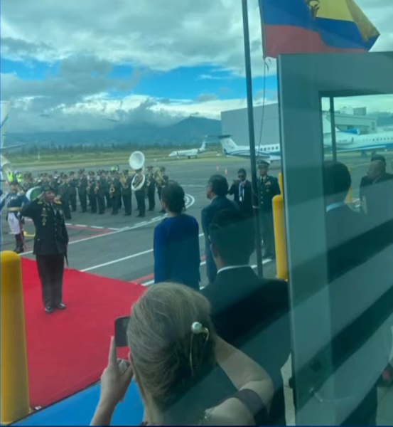 Imagen de Gustavo Petro siendo despedido en la zona protocolar del Aeropuerto Mariscal Sucre de Quito, la tarde del sábado 24 de mayo.