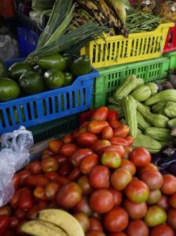 Fotografía de archivo de un puesto de venta de frutas y vegetales, en un mercado.