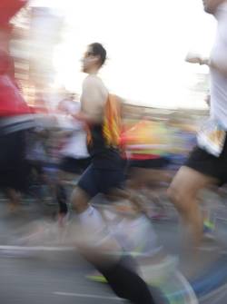 Imagen de archivo de atletas compitiendo en el Medio Maratón de Madrid.