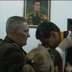 Nicolás Maduro recibiendo el premio de Arquitecto de la Paz.