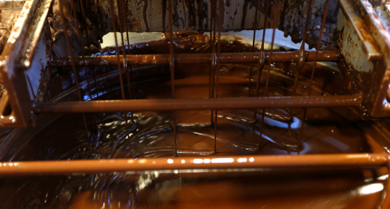 Muere una mujer tras caer a un tanque de chocolate en Rusia