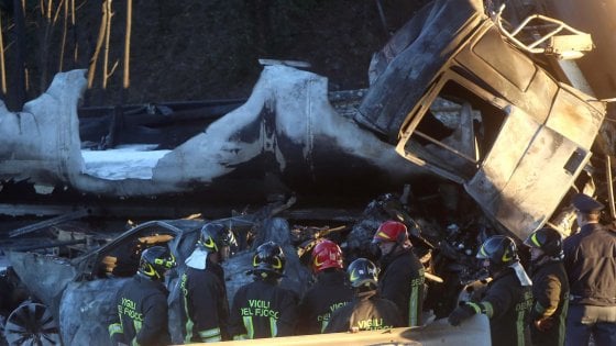 6 personas fallecieron tras explosión de un camión cisterna en Italia