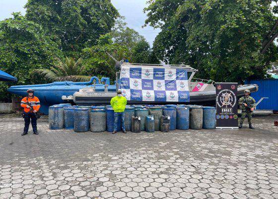 La Armada de Colombia incautó mas de 7 000 galones de combustible ilegal que salen de Ecuador.
