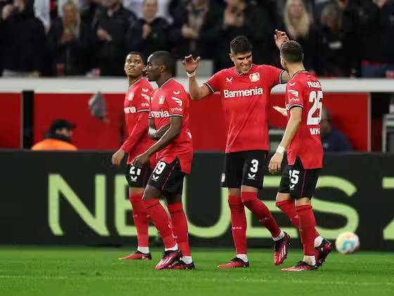 Bayer Leverkusen golea y sigue puntero en la Bundesliga