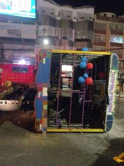 Una chiva volcada en una vía de Quito este 4 de diciembre.