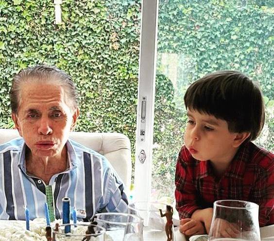 Junto a su pequeño nieto, Antonio, el querido Don Alfonso sopló las velas azules colocadas en una deliciosa tarta.