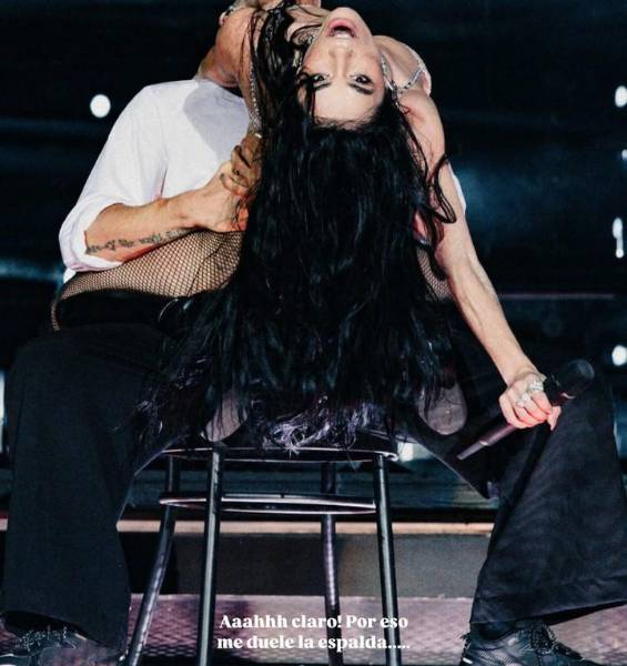 Fragmento de la coreografía de Lali Espósito junto a uno de sus bailarines.