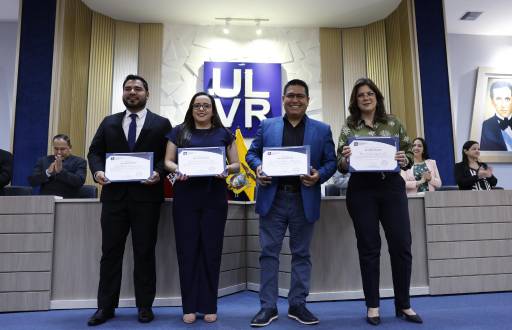 María Cecilia Largacha recibe un reconocimiento por su aporte al periodismo ecuatoriano.