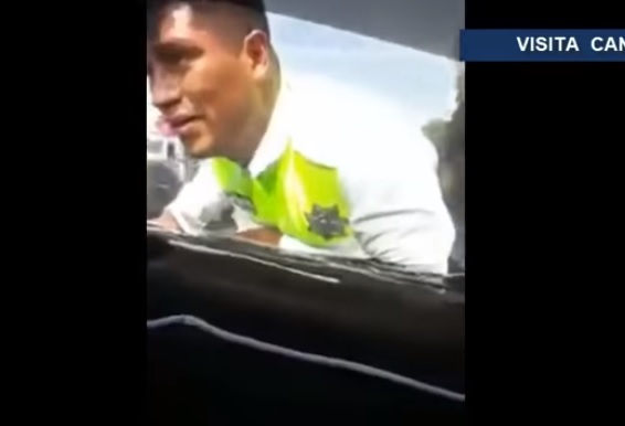 Una pareja agredió a un agente de tránsito en México