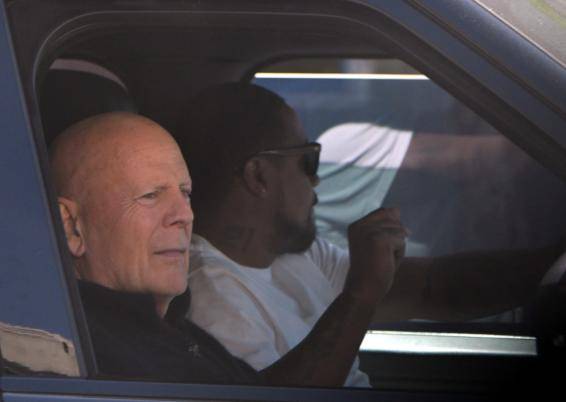 Imagen de Bruce Willis tomada por los papazzis días atrás.