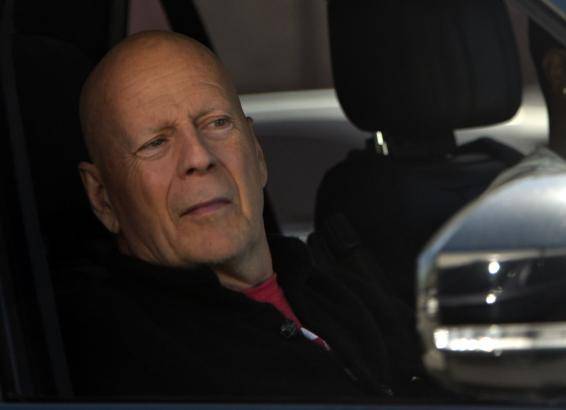 Imagen de Bruce Willis tomada por los papazzis días atrás.