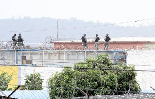 Guayaquil, jueves 02 de diciembre del 2021 En los exteriores del recinto penitenciario de Guayaquil, miembros de las Fuerzas Armadas realizan recorridos de control a pie.