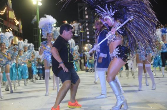 Maradona muestra sus dotes de bailarín en carnaval de Argentina