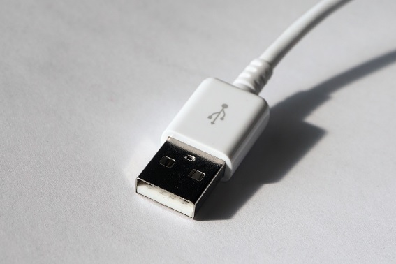 Adolescente chino inserta un cable USB en su órgano sexual y termina en emergencias