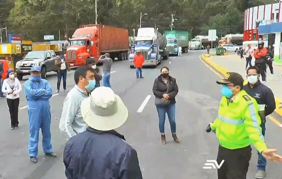 Medida colombiana obliga a transportistas pesados de Carchi a entregar sus vehículos