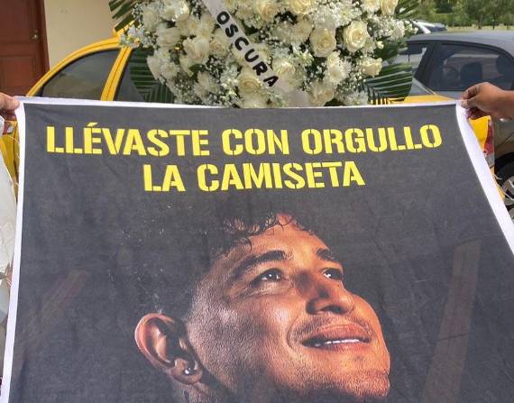 Aficionados de BSC rindieron tributo a Mario Pineida con pancartas y cánticos.