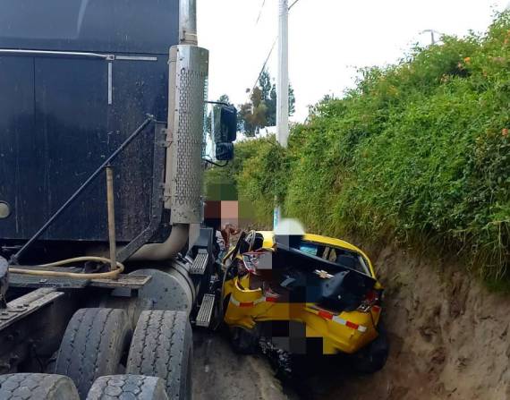 El taxi quedó atrapado en la cuneta, entre el tráiler y el talud.