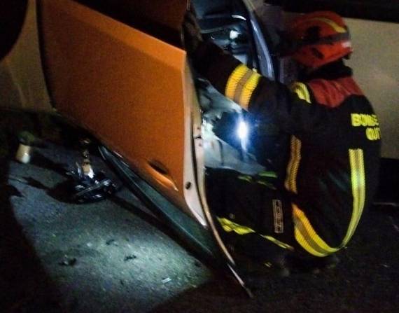 Uno de los bomberos atendió la emergencia en las avenidas Edmundo Carvajal y Brasil, norte de Quito.