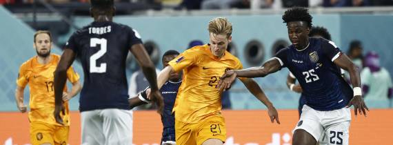 Frenkie De Jong (c), de Países Bajos, disputa un balón con Jackson Porozo (d), de Ecuador, en el partido de la fase de grupos del Mundial entre ambas selecciones en Doha. EFE/ Rodrigo Jiménez