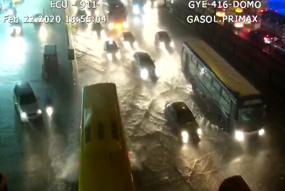 Guayaquil soportó fuerte lluvia que inundó varios sectores
