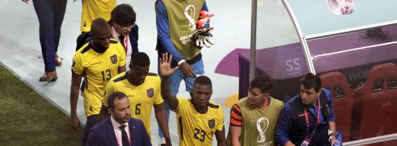 GR2048. DOHA (CATAR), 29/11/2022.- Jugadores de Ecuador lamentan la eliminación del mundial hoy, al final de un partido de la fase de grupos del Mundial de Fútbol Qatar 2022 entre Ecuador y Senegal en el estadio Internacional Jalifa en Doha, (Catar). EFE/Antonio Lacerda