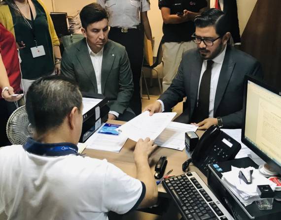 Carlos Balarezo, director ejecutivo de la Comisión de Tránsito del Ecuador (izquierda), acudió al Consejo de la Judicatura a presentar una denuncia contra jueces.
