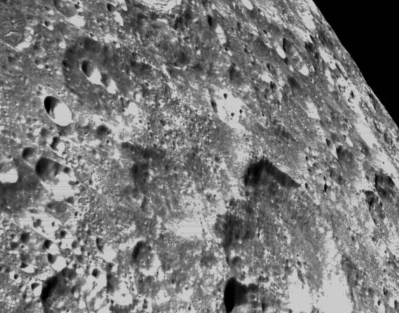 Imagen a corta distancia de la Luna tomada por la nave Orion NASA.