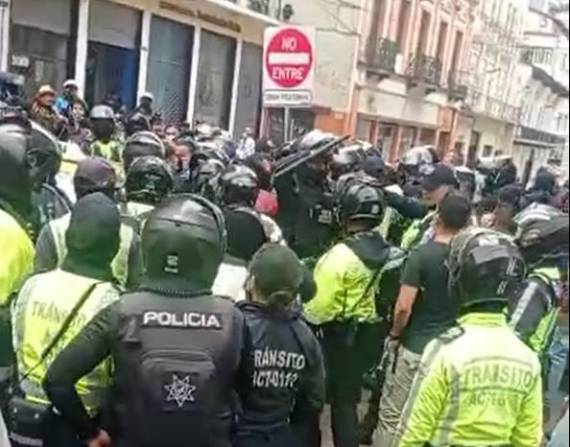 El enfrentamiento entre policías y agentes de tránsito ocurrió en el Centro Histórico.