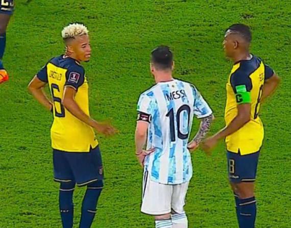 El lateral diestro de Ecuador, Byron Castillo, conversando en medio partido con Lionel Messi y Carlos Gruezo.
