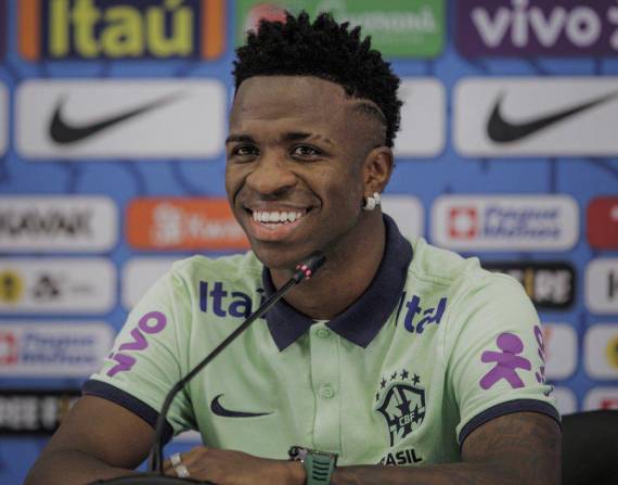 Mundial Qatar 2022: Un gato interrumpe la rueda de prensa de Vinicius Jr