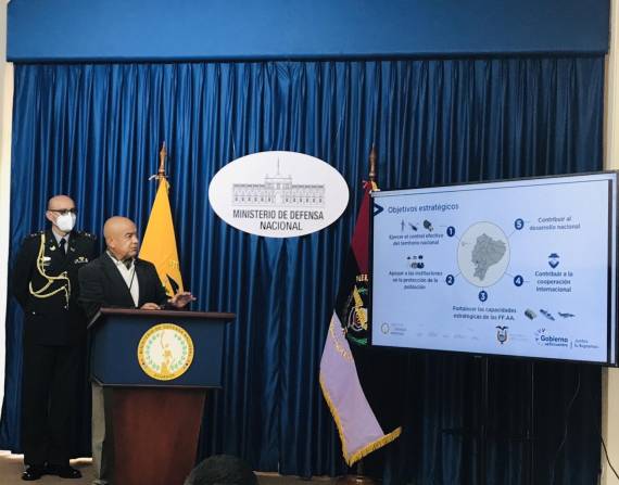 Luis HErnández, ministro de Defensa de Ecuador, durante una rueda de prensa.