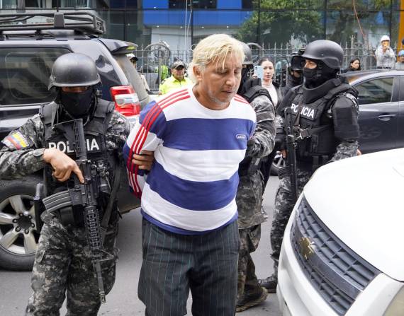 Detenido Colón Pico llega a la Unidad de Flagrancia en Quito.