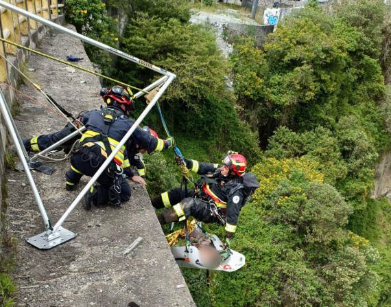 El rescate lo ejecutaron los bomberos de Quito.