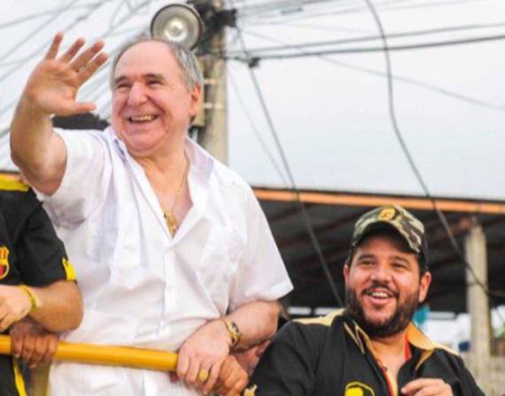 Abdalá Bucaram y Jacobo Bucaram en una caravana.