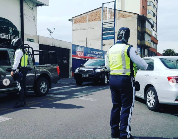 Agentes de tránsito realizando controles.
