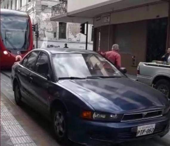 Cuenca: multan a conductor por impedir paso de Tranvía