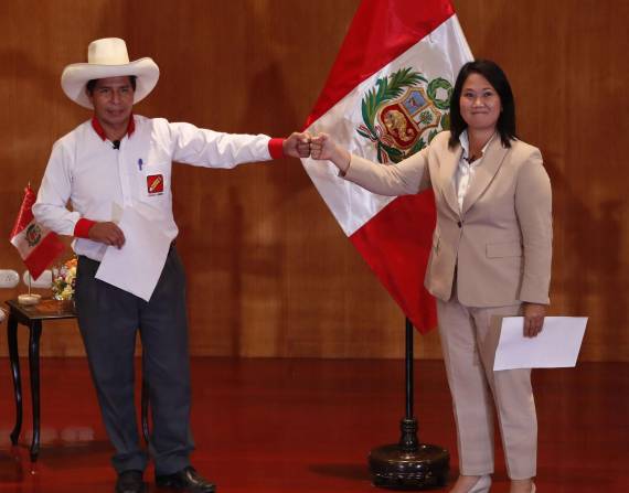 Fotografía del 17 de mayo de 2021 de los candidatos presidenciales Pedro Castillo (i), del partido Perú Libre, y Keiko Fujimori (d), del Fuerza Popular.