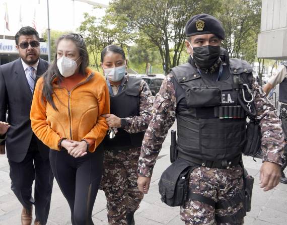 La Cadete Joselyn Sánchez detenida por el caso Bernal ingresa a la Fiscalía General del Estado para rendir una nueva versión.