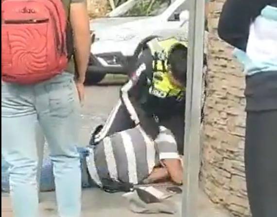 El video muestra a un agente de la AMT agrediendo a un ciudadano.