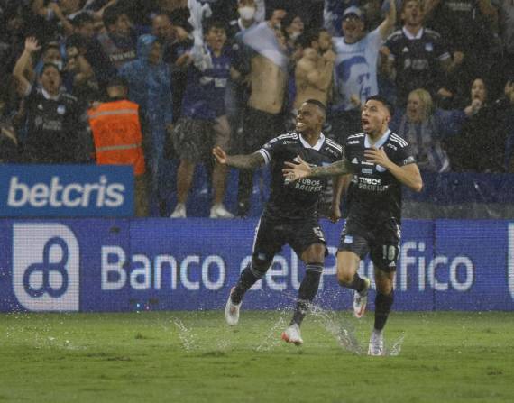 Joao Rojas (d.) festejando el gol de Dixon Arroyo (i.) en la final de vuelta ante Independiente.
