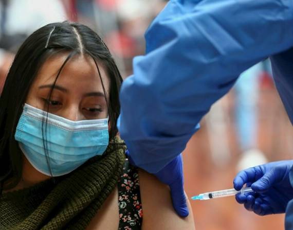 Vacunación en Ecuador contra el COVID-19.
