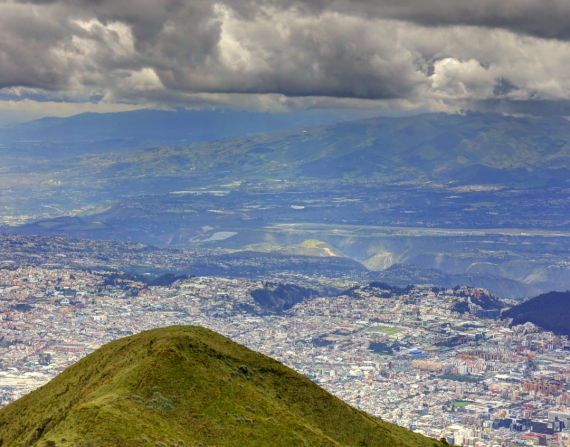 Paisaje de Quito con cielo nuboso.