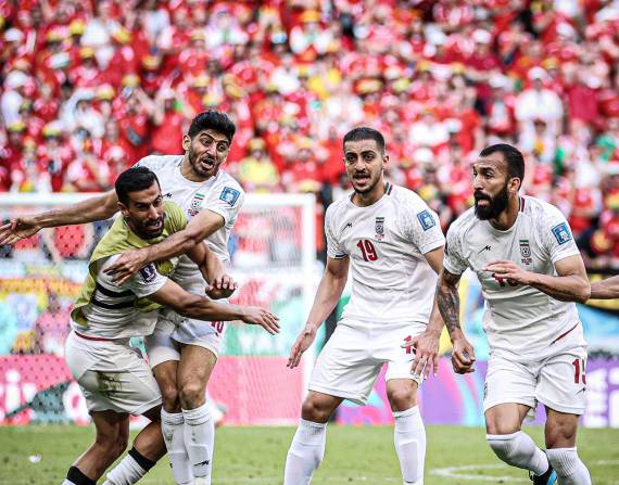 El equipo de Irán celebró el agónico triunfo por 2-0 sobre Gales.