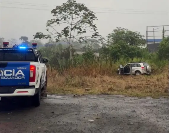Imagen del carro donde fueron asesinadas cuatro personas.