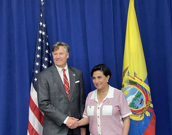 Imagen de archivo de Christopher Landau, subsecretario de Estado de EE.UU. con Gabriela Sommerfeld, canciller de Ecuaodr.